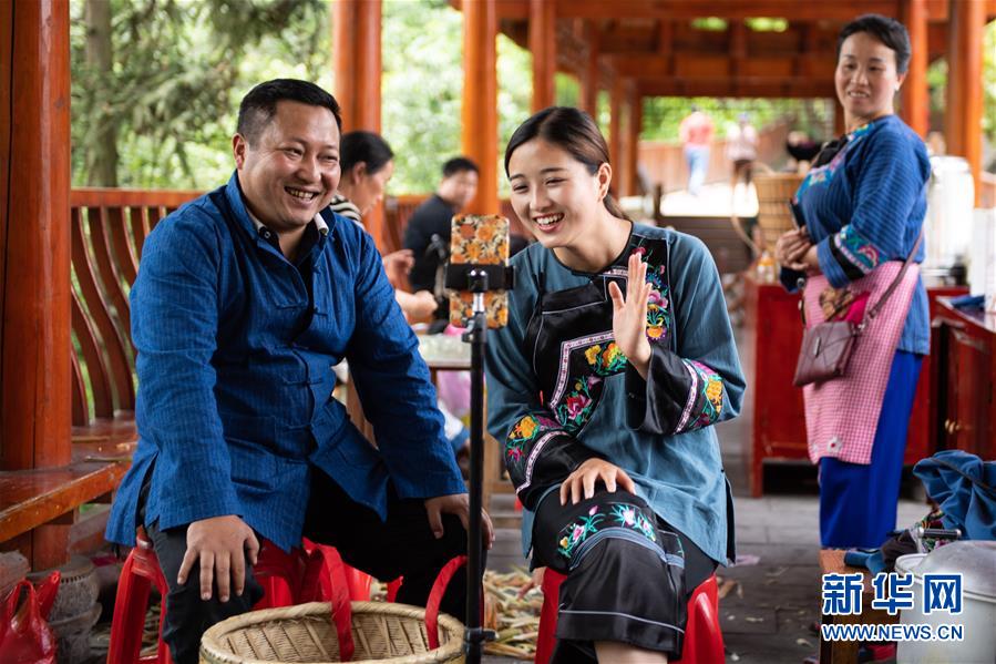 （新華全媒頭條·走向我們的小康生活·圖文互動）（10）那山,，那人，那苗寨——十八洞村三代人的奮斗史