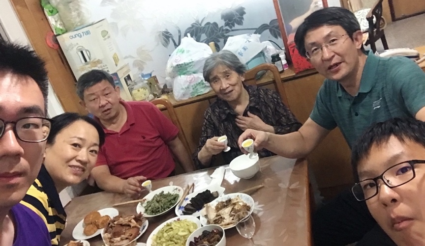 10月1日,，留學(xué)生李天力（左一）在老家淄博的親戚家中與親人一起吃晚飯,，共度中秋