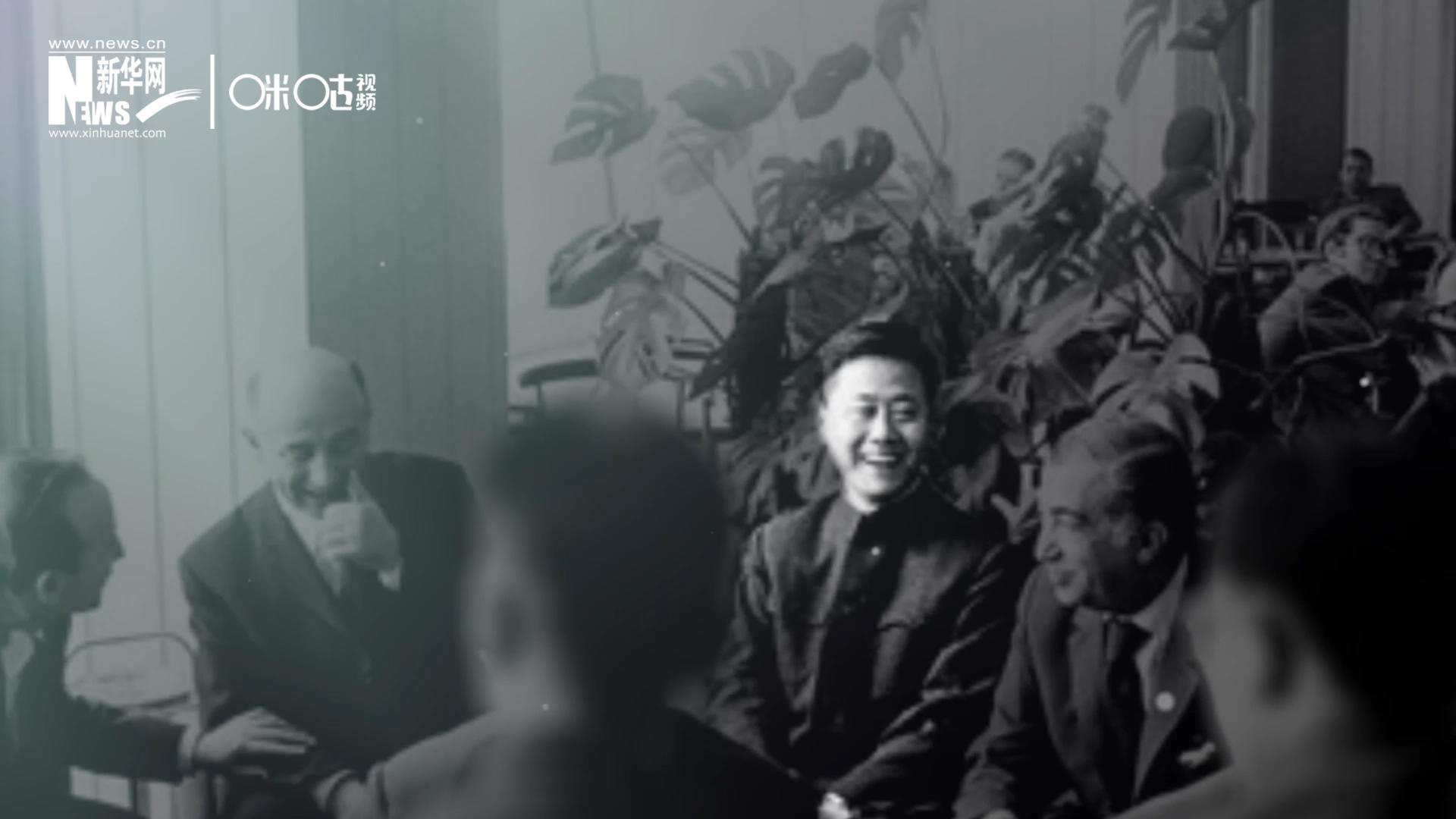 照片里的這個人是高梁,，原新華社國際部記者。原本作為代表團隨行記者的他接到通知,，由他帶領一支先遣小組先行去紐約,。