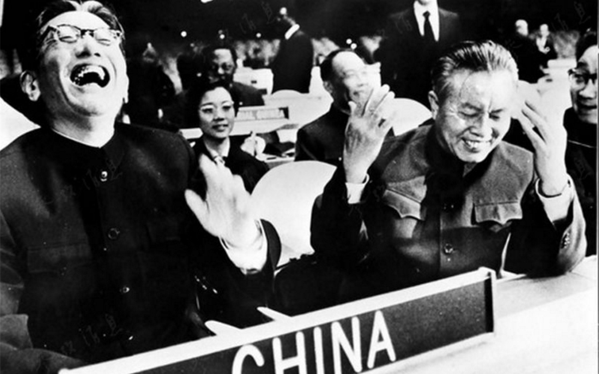 1971年10月25日,，聯(lián)大通過決議，恢復(fù)了中華人民共和國(guó)在聯(lián)合國(guó)的合法席位