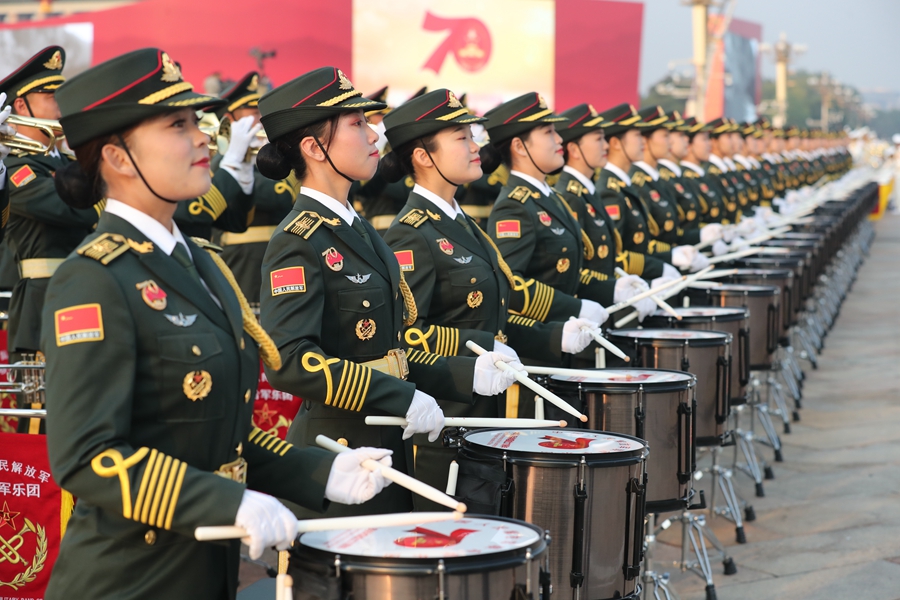 解放軍聯(lián)合軍樂團在廣場就位后進行準備工作和試奏。據(jù)了解，解放軍聯(lián)合軍樂團此次演奏是從開國大典至今歷次閱兵以來演奏曲目最多的一次,，不少曲目是為此次閱兵量身打造的全新作品,，此次也是歷次女演奏員最多的一次。