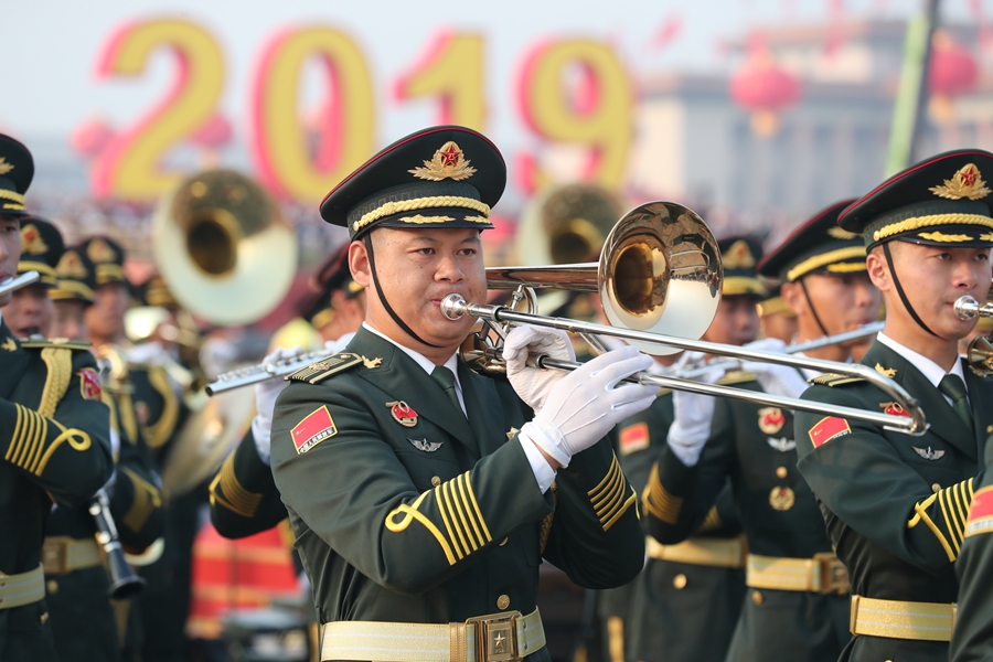 解放軍聯(lián)合軍樂團在廣場就位后進行準備工作和試奏。據(jù)了解,，解放軍聯(lián)合軍樂團此次演奏是從開國大典至今歷次閱兵以來演奏曲目最多的一次,，不少曲目是為此次閱兵量身打造的全新作品，此次也是歷次女演奏員最多的一次,。