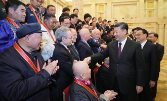 慶祝大會(huì)結(jié)束后,，習(xí)近平等會(huì)見受表彰人員及親屬代表