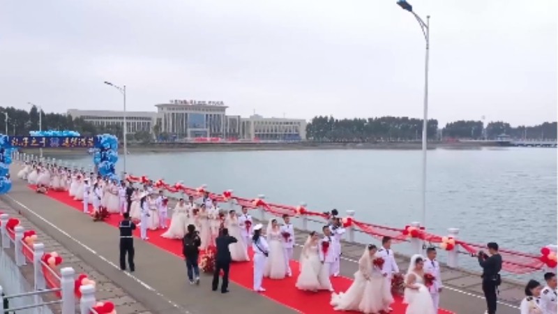 乘風(fēng)破浪來(lái)娶你,！海軍某部30對(duì)新人舉行集體婚禮