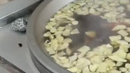 沈陽一企業(yè)熬740鍋紅糖水送26個檢測點,，用了千斤紅糖200斤姜