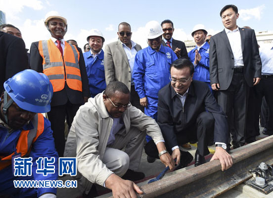 看到中埃雙方員工正在鋪軌作業(yè)，李克強(qiáng)同海爾馬里亞姆一起拿起扳手,，擰緊螺絲,。新華社記者 李學(xué)仁 攝