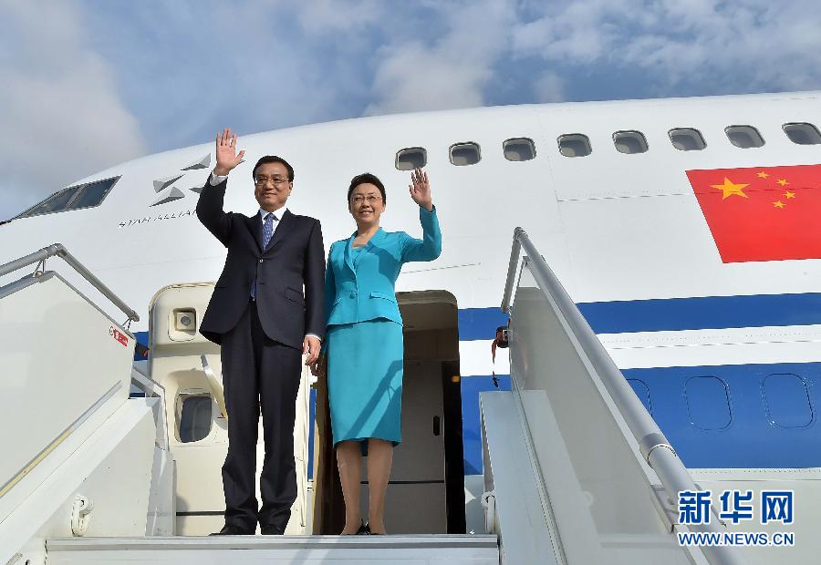 5月8日,，應(yīng)安哥拉總統(tǒng)多斯桑托斯邀請(qǐng),，中國(guó)國(guó)務(wù)院總理李克強(qiáng)乘專機(jī)抵達(dá)羅安達(dá)二月四日國(guó)際機(jī)場(chǎng)，開始對(duì)安哥拉進(jìn)行正式訪問,。李克強(qiáng)總理夫人程虹同機(jī)抵達(dá),。新華社記者 李濤 攝 