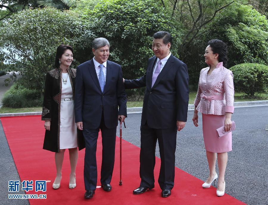 會談前,，習(xí)近平在上海西郊會議中心廣場為阿坦巴耶夫舉行歡迎儀式。新華社記者 蘭紅光 攝 
