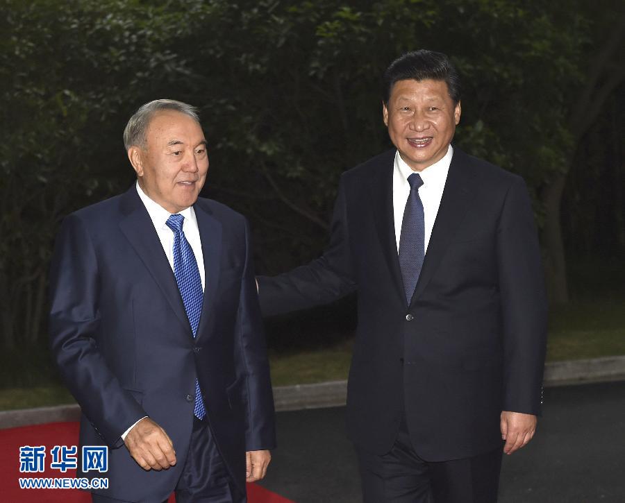  5月19日，中國國家主席習(xí)近平在上海同哈薩克斯坦總統(tǒng)納扎爾巴耶夫舉行會談,。這是會談前,，習(xí)近平在上海西郊會議中心廣場為納扎爾巴耶夫舉行歡迎儀式。新華社記者 馬占成 攝 