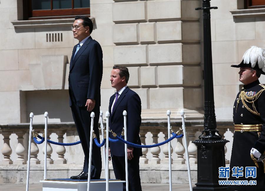 6月17日,，中國國務院總理李克強在倫敦唐寧街10號首相府同英國首相卡梅倫舉行中英總理年度會晤,。這是會晤前，卡梅倫為李克強舉行隆重的歡迎儀式,。新華社記者 龐興雷 攝 