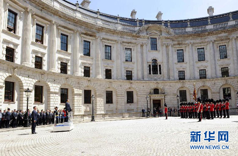 6月17日，中國國務院總理李克強在倫敦唐寧街10號首相府同英國首相卡梅倫舉行中英總理年度會晤,。這是會晤前,，卡梅倫為李克強舉行隆重的歡迎儀式。新華社記者 張鐸 攝 