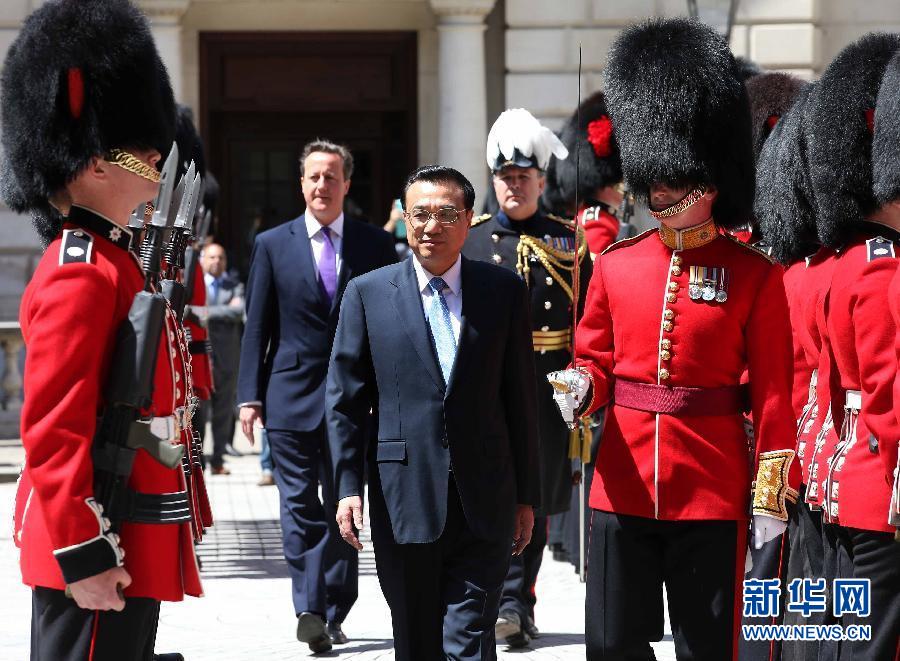 6月17日,，中國國務院總理李克強在倫敦唐寧街10號首相府同英國首相卡梅倫舉行中英總理年度會晤,。這是會晤前，卡梅倫為李克強舉行隆重的歡迎儀式,。新華社記者 龐興雷 攝  
