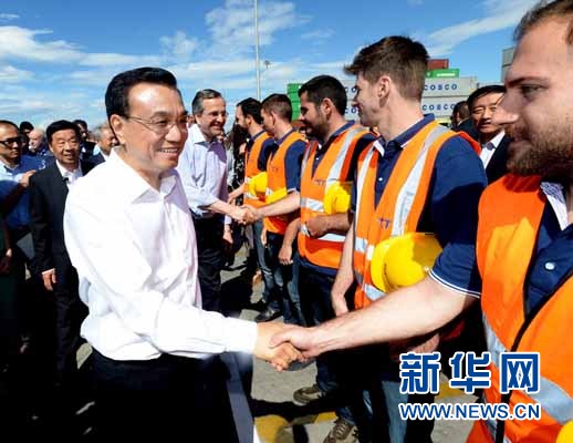 6月20日，國務(wù)院總理李克強(qiáng)與希臘總理薩馬拉斯共同考察中國遠(yuǎn)洋運(yùn)輸集團(tuán)比雷埃夫斯集裝箱碼頭,。這是李克強(qiáng)和薩馬拉斯來到3號碼頭,，同碼頭工人親切交流。新華社記者 李濤 攝 