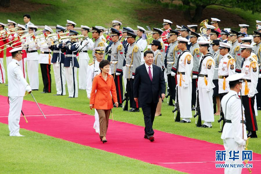 7月3日,，國家主席習(xí)近平在首爾同韓國總統(tǒng)樸槿惠舉行會談。會談前,，樸槿惠在青瓦臺總統(tǒng)府為習(xí)近平舉行隆重歡迎儀式,。 新華社記者姚大偉攝