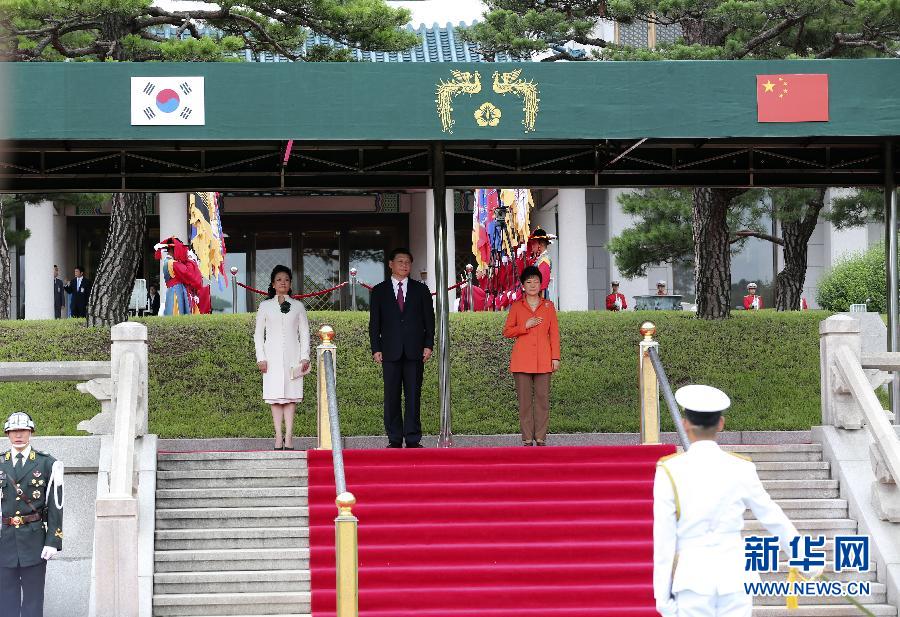 7月3日,，國家主席習(xí)近平在首爾同韓國總統(tǒng)樸槿惠舉行會談,。會談前，樸槿惠在青瓦臺總統(tǒng)府為習(xí)近平舉行隆重歡迎儀式,。 新華社記者丁林?jǐn)z 
