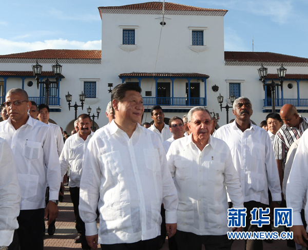 當(dāng)?shù)貢r(shí)間7月23日,，國(guó)家主席習(xí)近平在古巴國(guó)務(wù)委員會(huì)主席兼部長(zhǎng)會(huì)議主席勞爾·卡斯特羅全程陪同下,，訪(fǎng)問(wèn)古巴第二大城市,、被稱(chēng)為“英雄城”的圣地亞哥。這是習(xí)近平和勞爾參觀圣地亞哥市政府,。新華社記者蘭紅光 攝