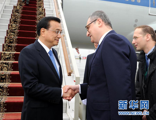 10月12日,，中國國務院總理李克強乘專機抵達莫斯科，開始對俄羅斯進行正式訪問并舉行中俄總理第十九次定期會晤,。俄羅斯聯(lián)邦政府高級官員到機場迎接李克強總理,。新華社記者 饒愛民 攝