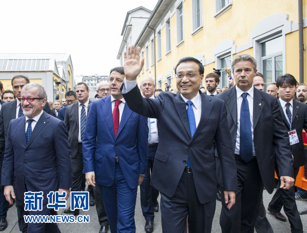 10月16日,，中國(guó)國(guó)務(wù)院總理李克強(qiáng)在米蘭與意大利總理倫齊共同出席第五屆中意創(chuàng)新合作周大會(huì)并致辭。這是李克強(qiáng)抵達(dá)位于米蘭理工大學(xué)的會(huì)場(chǎng),。新華社記者王曄攝