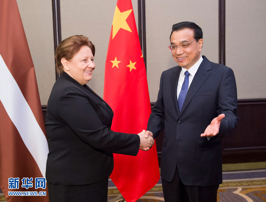   12月16日,，中國國務(wù)院總理李克強在貝爾格萊德會見拉脫維亞總理斯特勞尤馬,。 新華社記者黃敬文攝