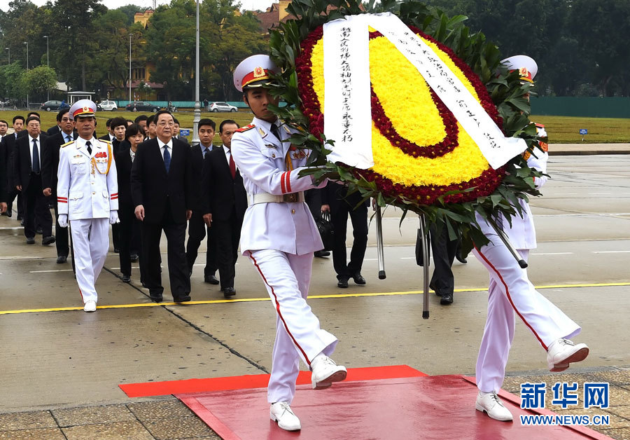 12月25日至27日,，中共中央政治局常委,、全國政協(xié)主席俞正聲對越南進(jìn)行正式訪問。 這是12月27日,，俞正聲在河內(nèi)瞻仰胡志明主席陵,。新華社記者劉建生攝