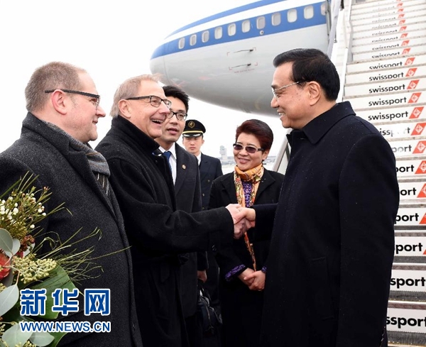 1月20日,，中國國務(wù)院總理李克強抵達(dá)瑞士蘇黎世，出席達(dá)沃斯世界經(jīng)濟論壇年會并對瑞士進(jìn)行工作訪問。 新華社記者 饒愛民 攝 