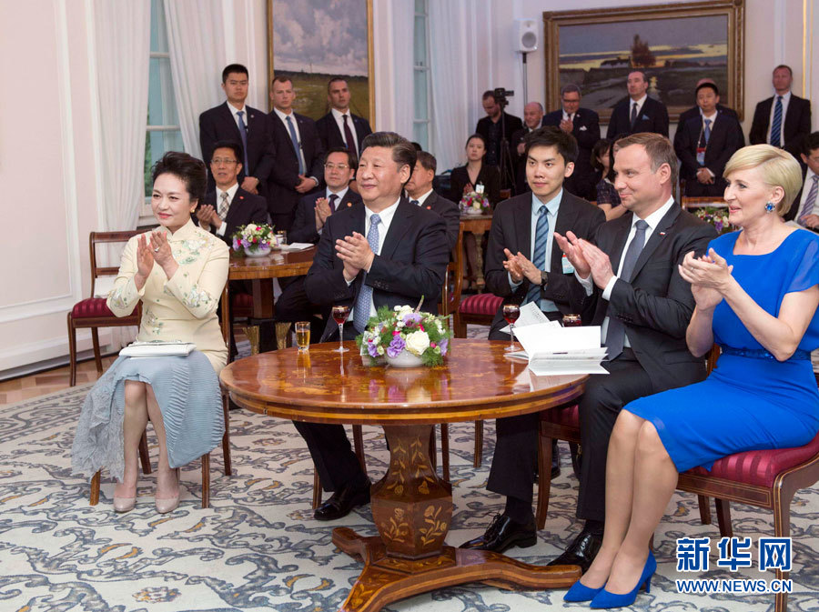6月19日，國家主席習(xí)近平和夫人彭麗媛下午抵達(dá)波蘭首都華沙,，當(dāng)晚即應(yīng)邀來到貝爾維德宮做客,。這是習(xí)近平和彭麗媛同杜達(dá)夫婦共同欣賞波蘭馬佐夫舍民族歌舞團(tuán)的精彩演出。新華社記者 謝環(huán)馳 攝 