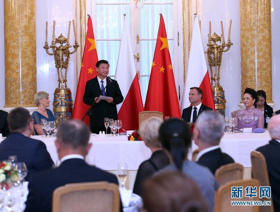 6月20日，國家主席習近平出席波蘭總統(tǒng)杜達在華沙王宮舉行的盛大歡迎晚宴,。 新華社記者 劉衛(wèi)兵 攝