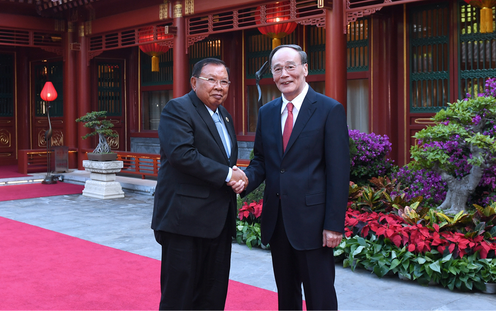 王岐山會見老撾人民革命黨中央總書記,、國家主席本揚(yáng)